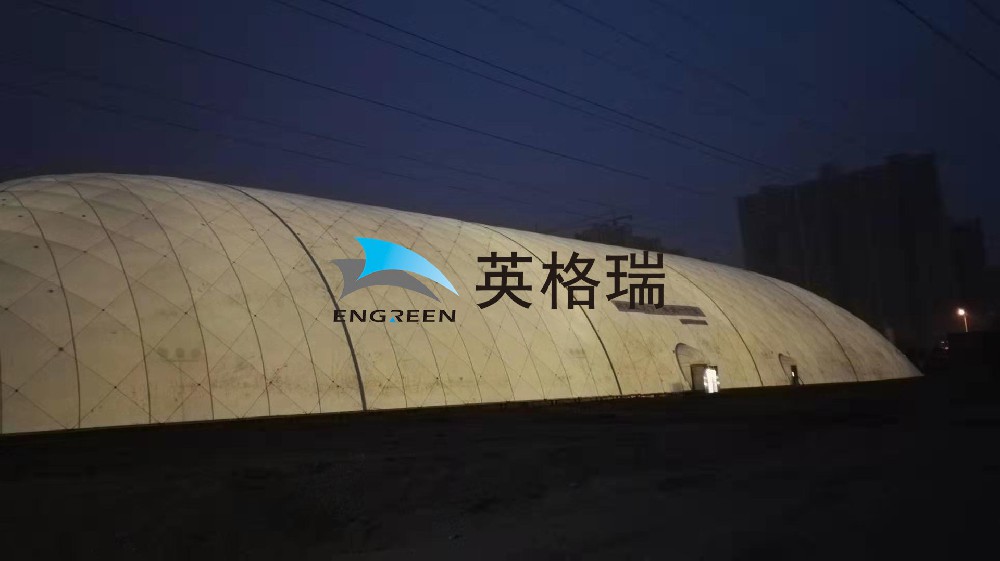 全封閉式的環(huán)保倉(cāng)儲(chǔ)系統(tǒng)，在對(duì)露天煤場(chǎng)進(jìn)行封閉處理時(shí)，能做到對(duì)煤炭揚(yáng)塵隔離