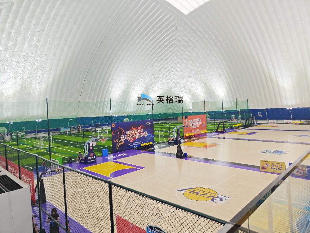 不論是幾千平體育館還是上萬(wàn)平體育館，氣膜體育館在短時(shí)間內(nèi)就能建起來(lái)